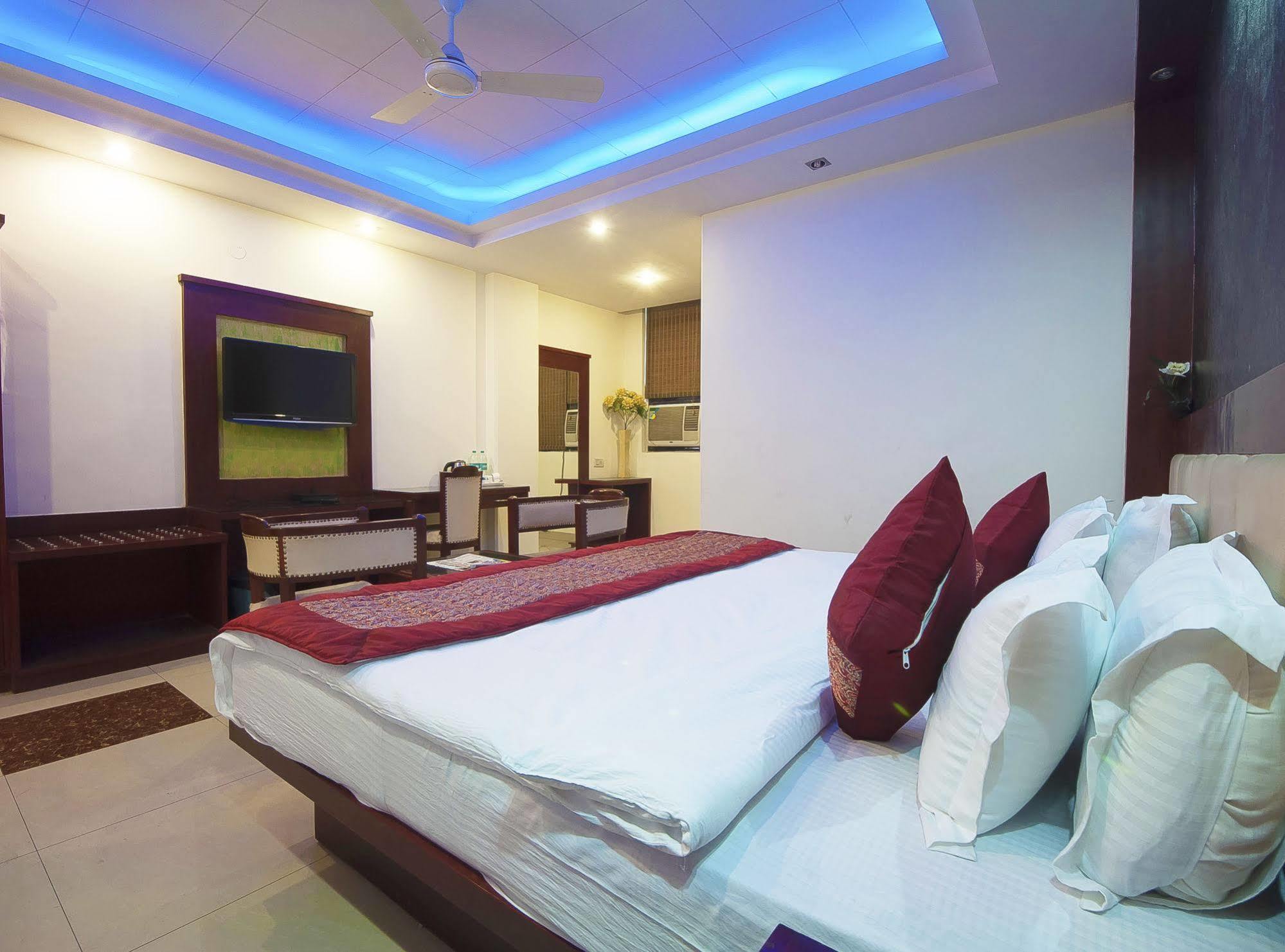Oyo 3472 Hotel Rama Inn New Delhi Bagian luar foto